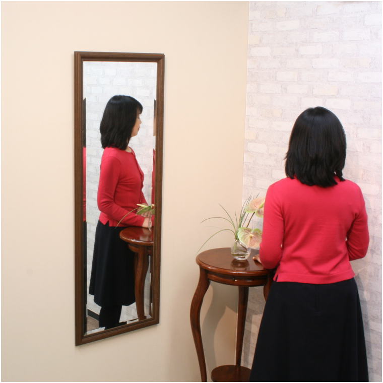 家の中いろいろな空間に掛けられる使い勝手のいい鏡