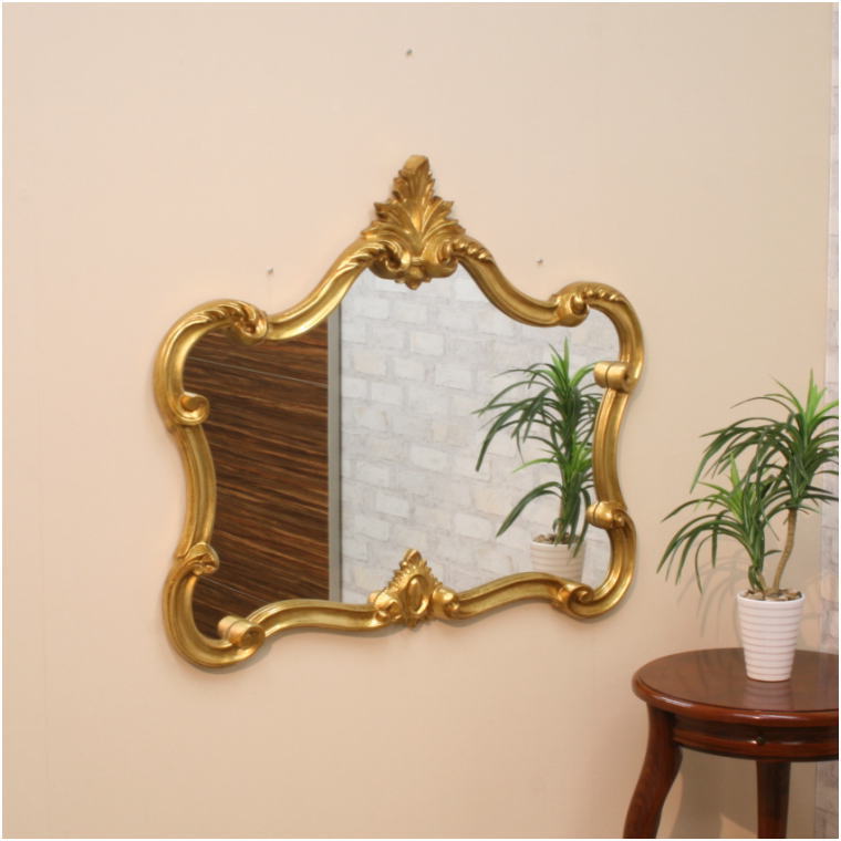 壁に掛けるだけでお部屋の空間が華やかになるイタリア製の壁掛け鏡