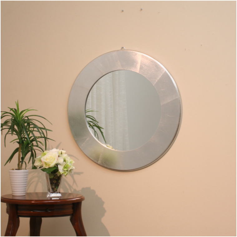 シンプルな枠の丸い鏡