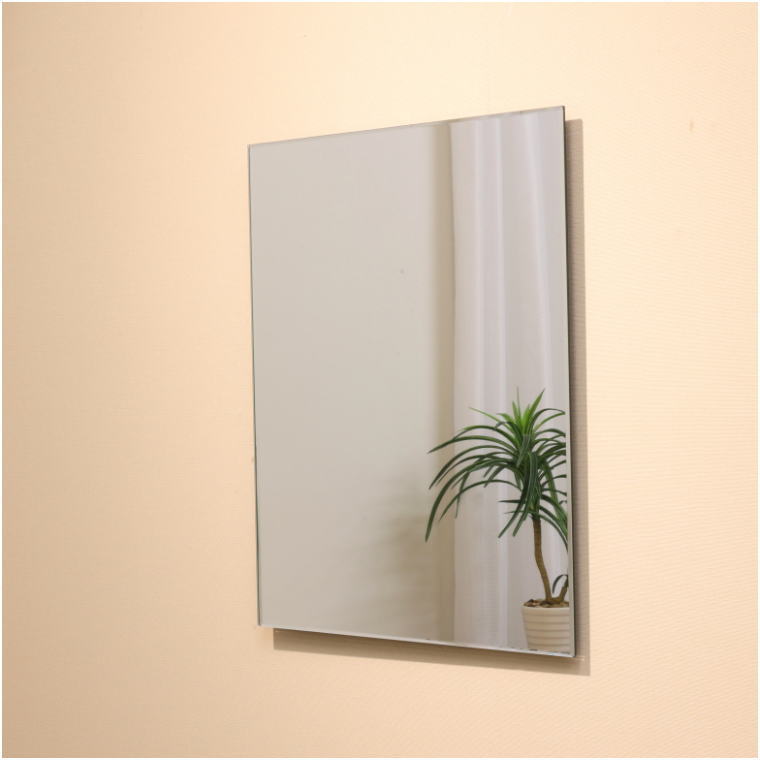 40センチ×50センチのシンプルなウォールミラー