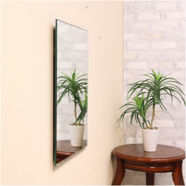 縦40センチ、横50センチのシンプルな国産ウォールミラー