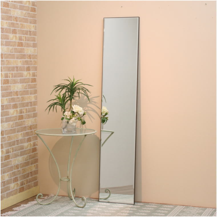 フレームが目立たないシンプルなウォールミラー