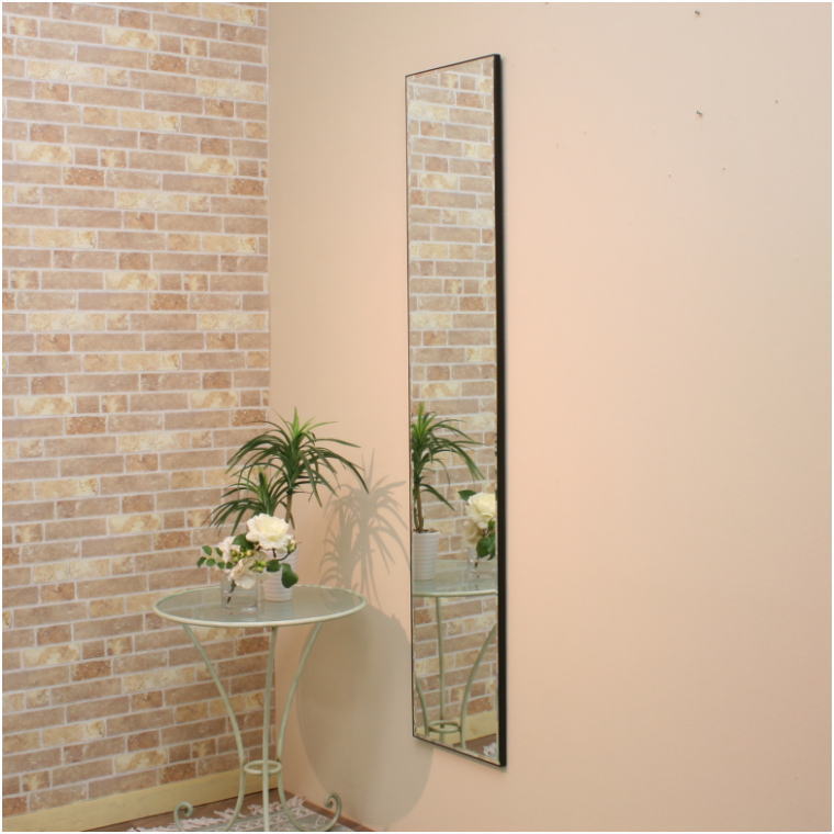 フレームが目立ちにくいスタイリッシュでシンプルなウォールミラー