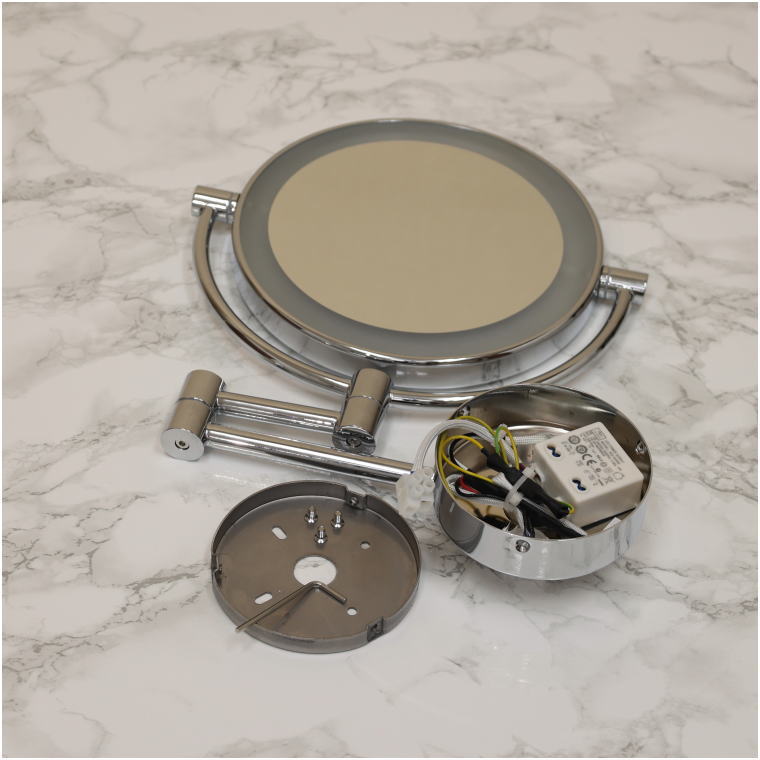 LED拡大鏡の内部構造を撮影。配線とドライバー部品が確認できる分解状態の写真。