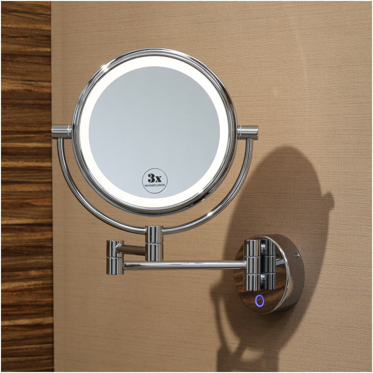 クローム仕上げの壁掛け式拡大ミラー。アームを伸ばした状態のLED鏡。