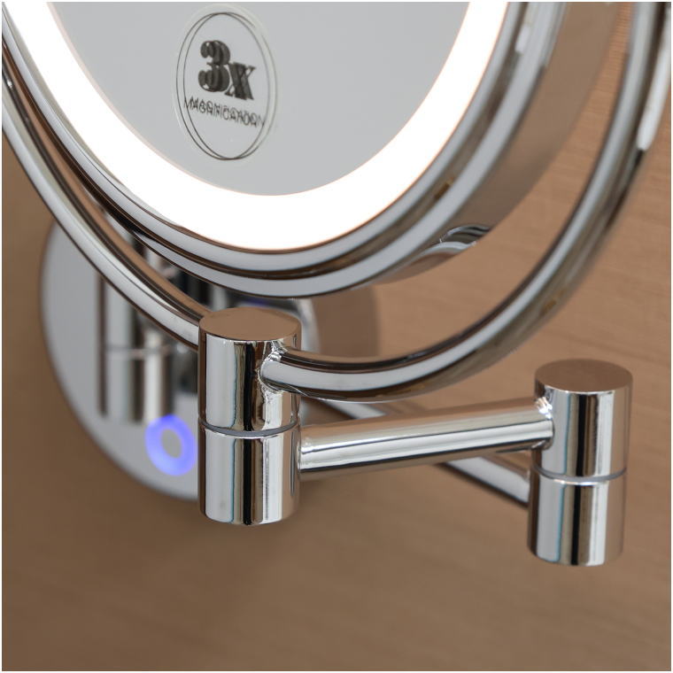 ミラーとアーム接合部の拡大写真。3倍拡大面とLEDライトの境界部が見える。