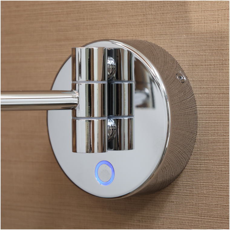 壁面取付けベース部分の拡大写真。青色タッチスイッチ付きLED電源ボタン。