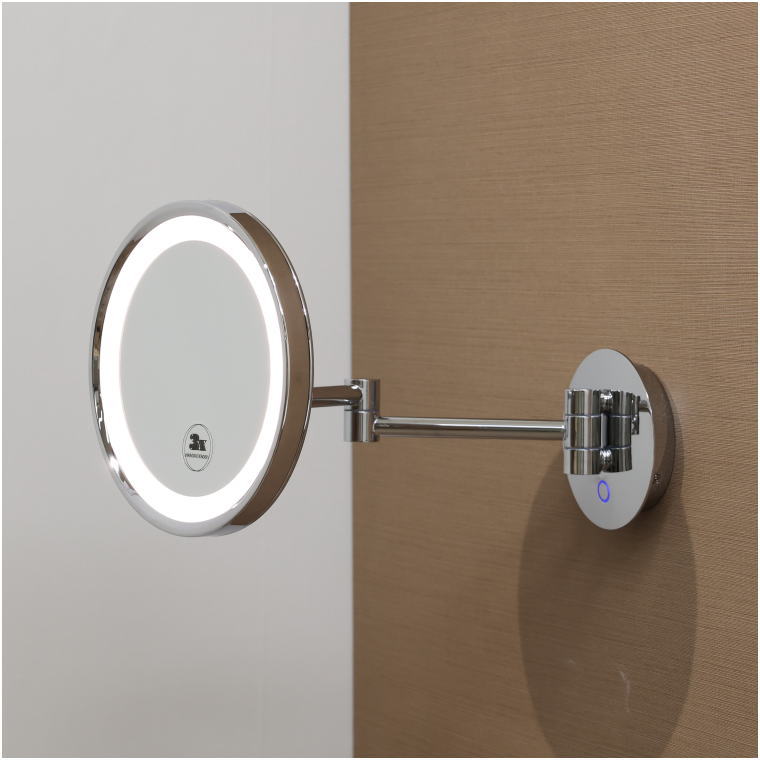 スイッチ長押しで暖色からクール色へ調整できる3倍率ミラー。洗練されたクローム仕上げ