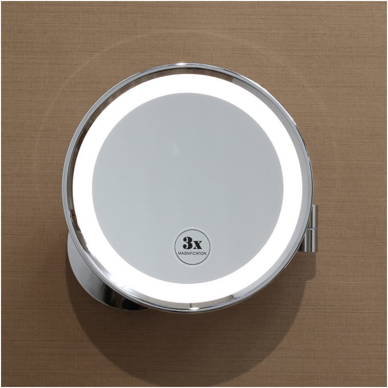 LED照明を点灯させた状態の拡大鏡。反射を抑えた高品質単面ミラー構造。