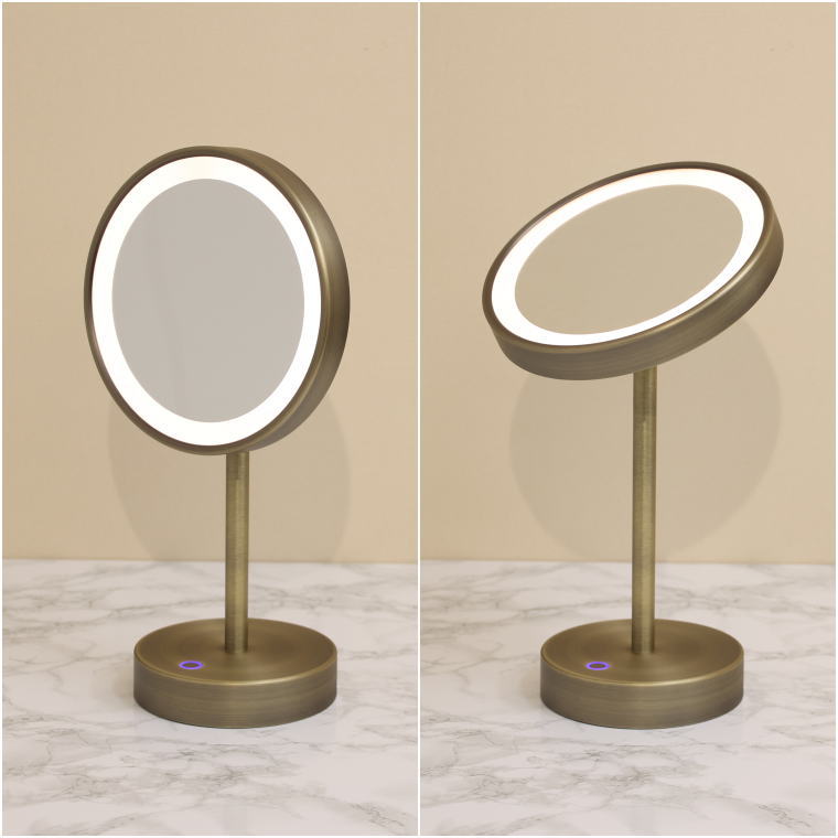 真鍮ヘアライン仕上げ アンティークブラス色 角度調整可能な充電式LED付き拡大スタンドミラー 点灯イメージ