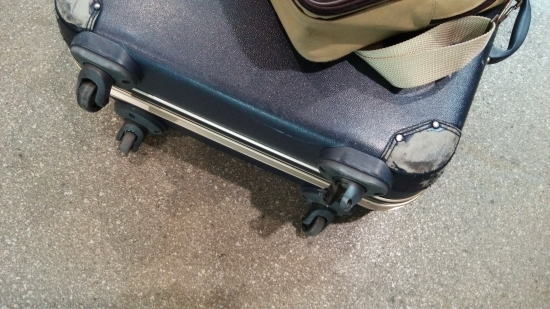 悲鳴を上げたスーツケース
