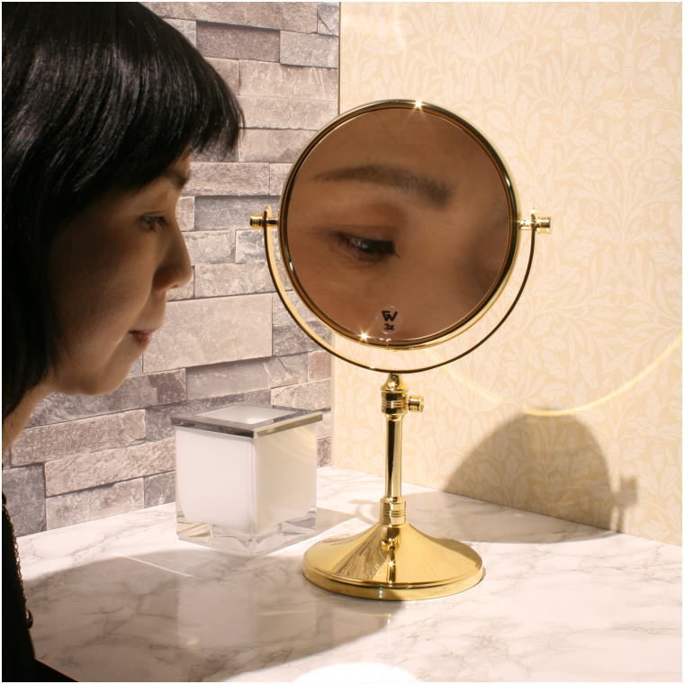 表が拡大鏡裏が普通の鏡の二通りの使い方ができる卓上鏡